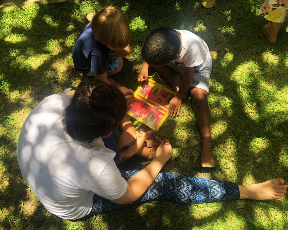 Atividade de leitura ao ar livre