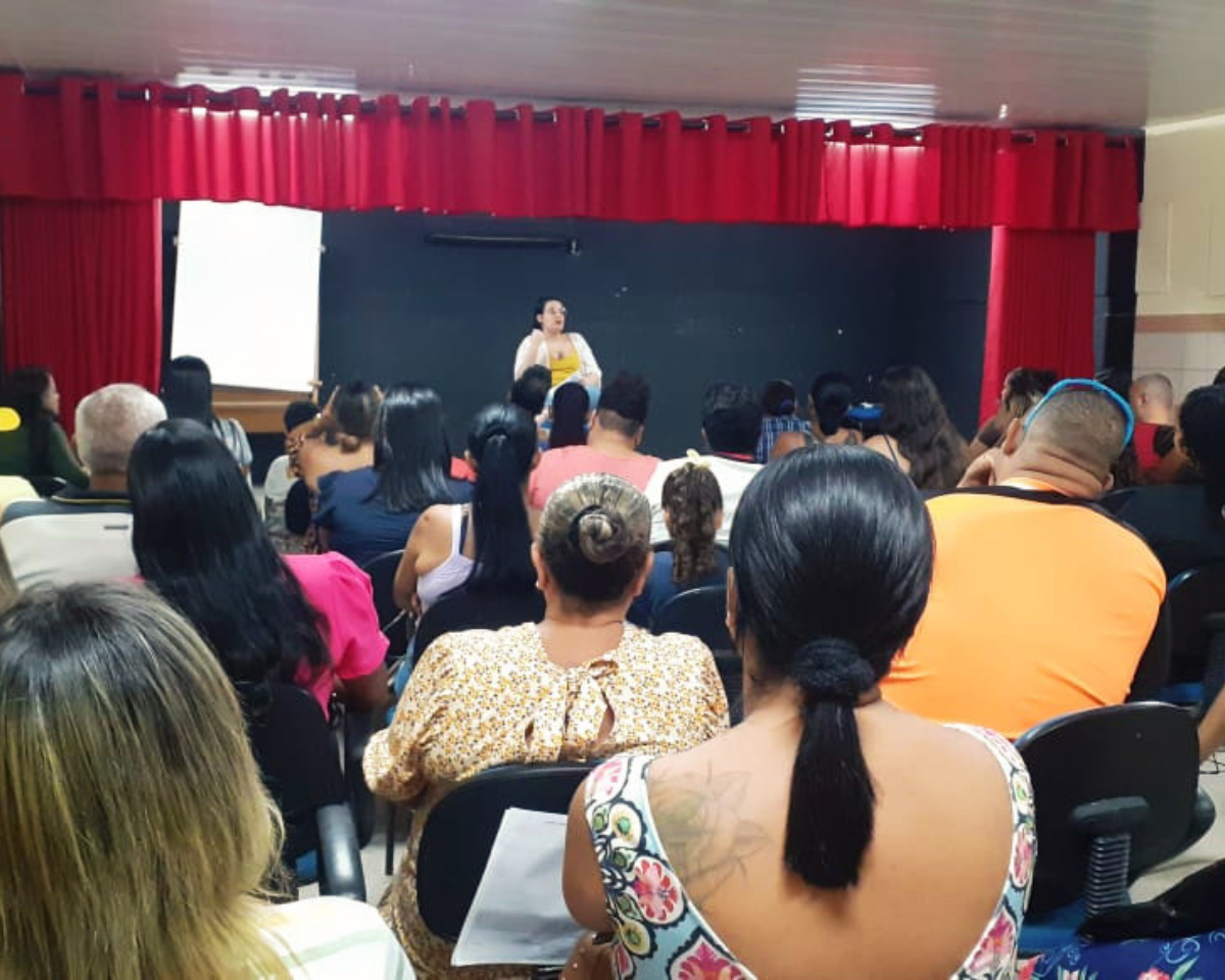 Palestra para famílias e cuidadores