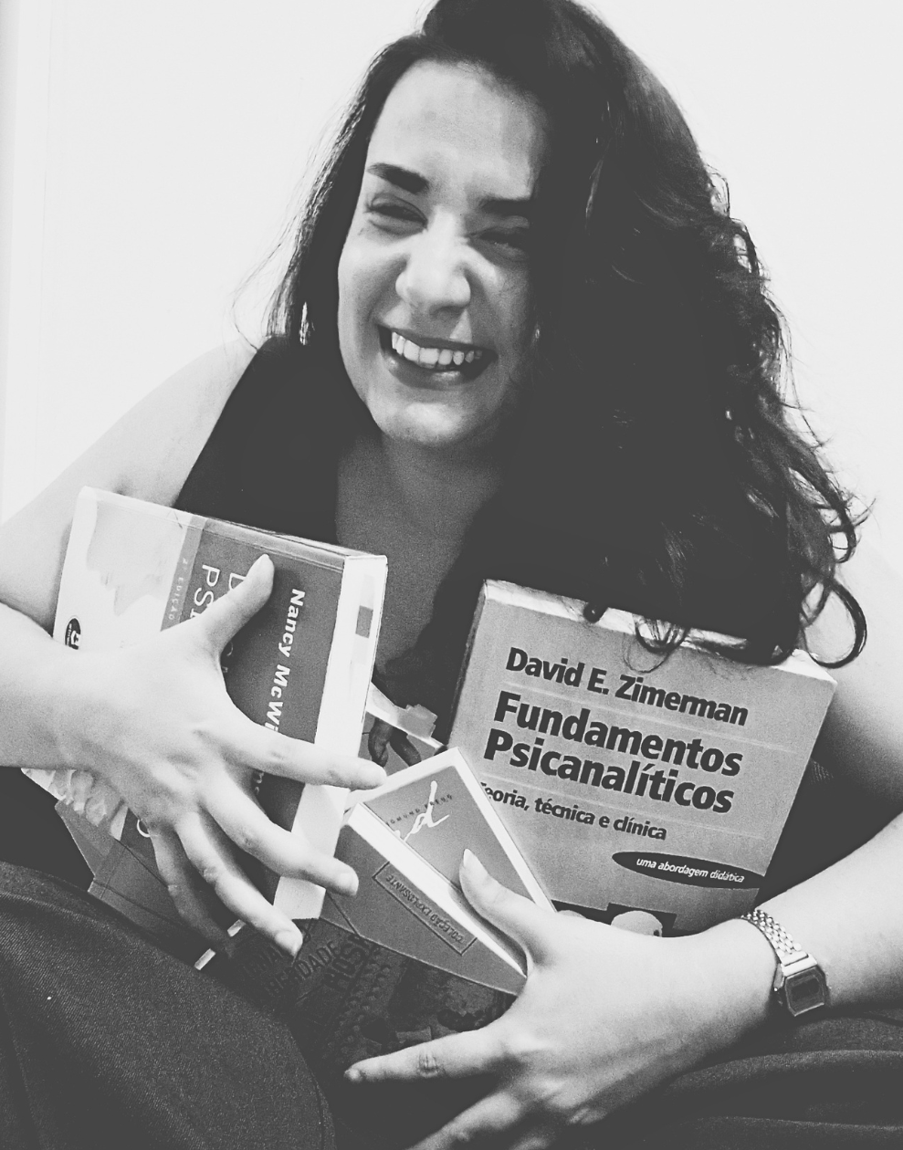 Marcella com livros de psicologia