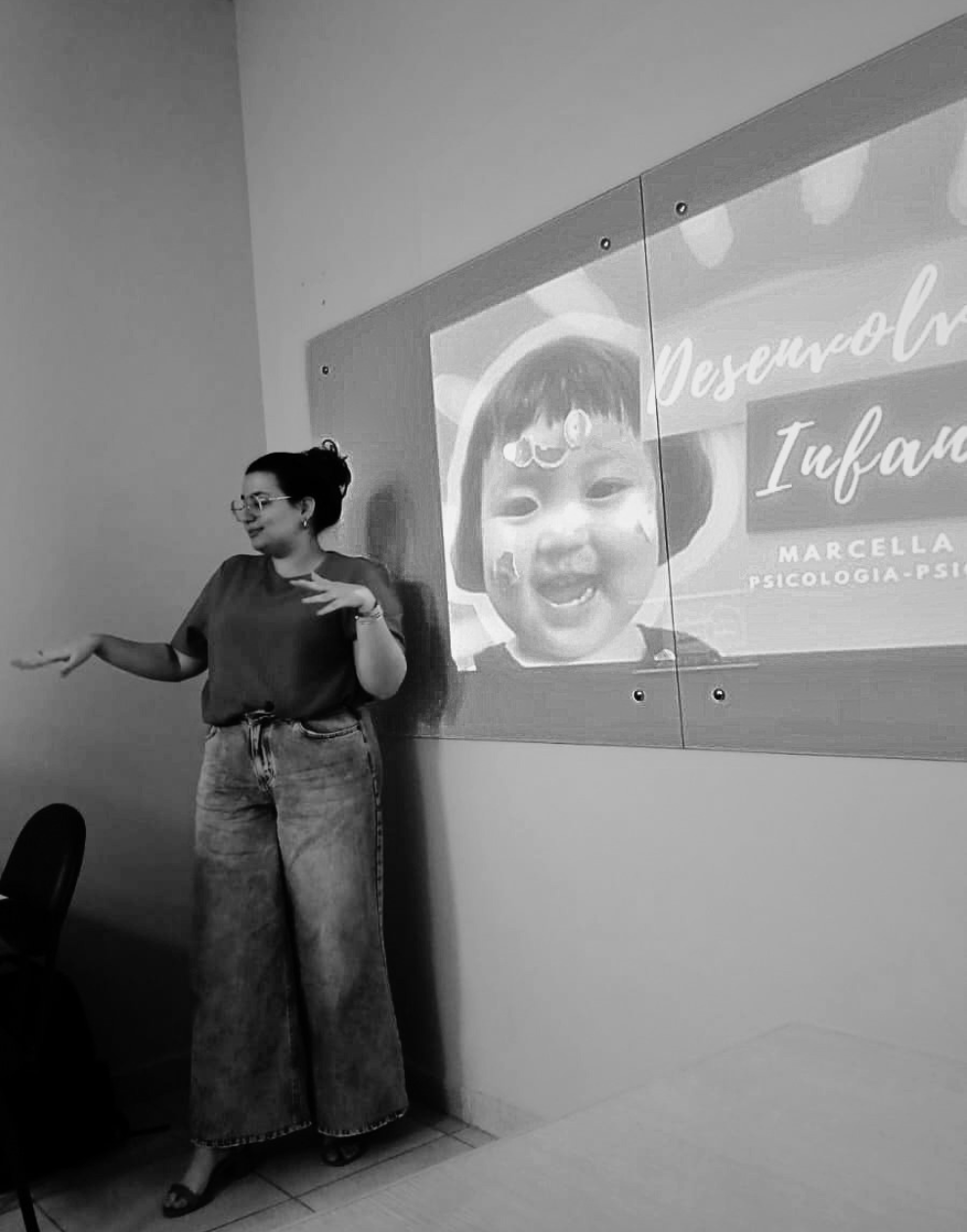 Marcella ministrando uma formação